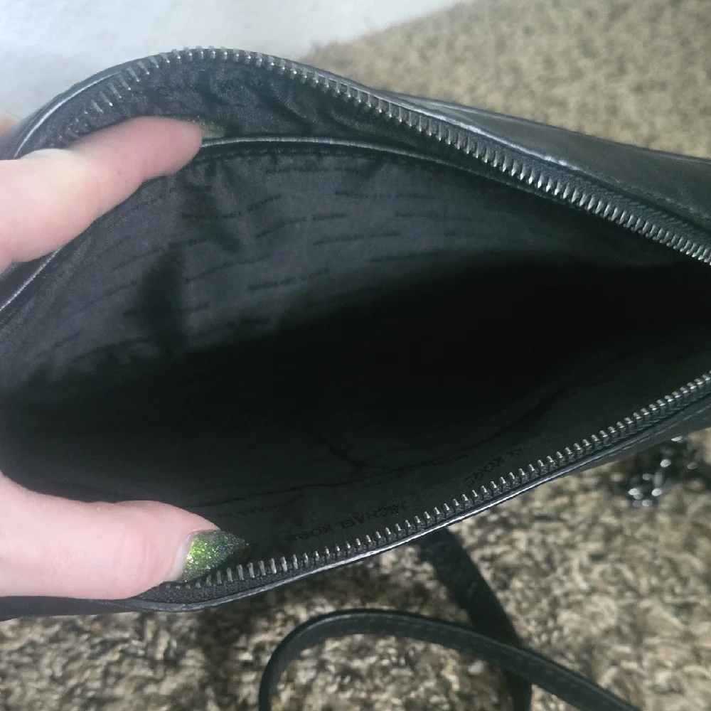 Michael Kors Black Diamond Quilted Crossbody Bag W/ Gunmetal Hardware (EUC)🩶🖤 - Picture 11 of 13